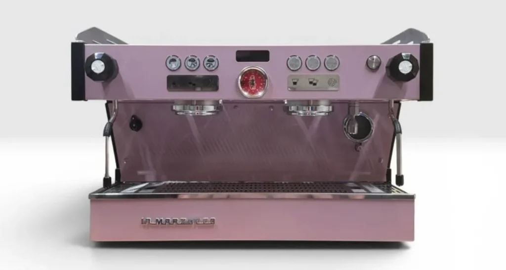 Machine La Marzocco personnalisée avec habillage laiton et bois sur mesure