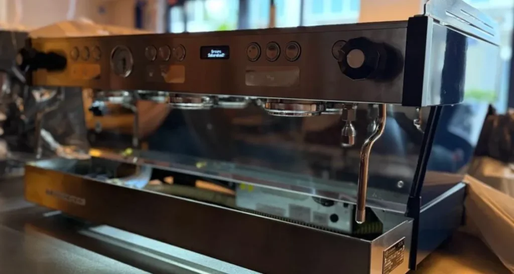 Machine à café La Marzocco personnalisée avec habillage sur mesure — L'Atelier Caféiné Paris