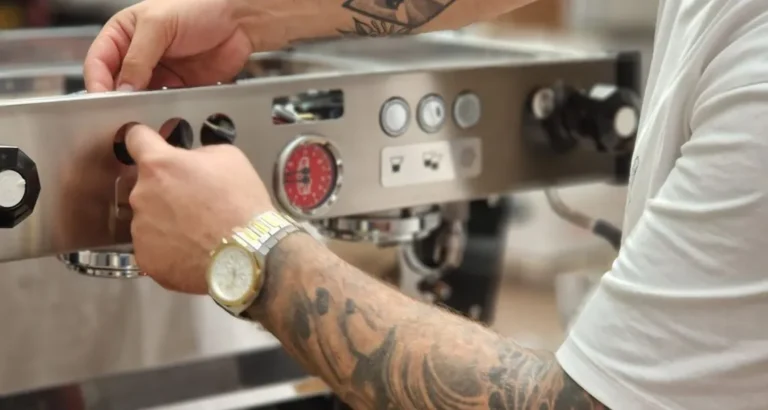 Technicien réparant une machine à café professionnelle à Paris — L'Atelier Caféiné