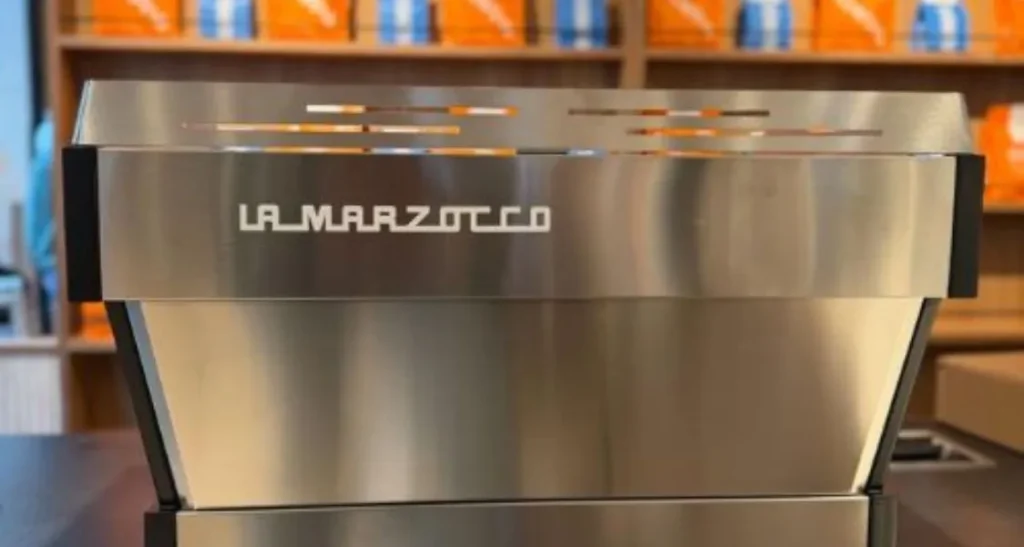 Machine à café professionnelle La Marzocco en inox brossé — L'Atelier Caféiné Paris