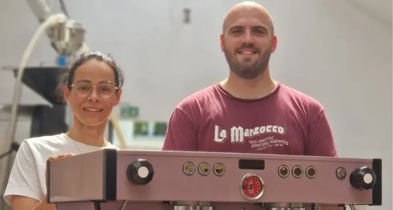 L'équipe de L'Atelier Caféiné avec une machine La Marzocco dans son atelier à Paris