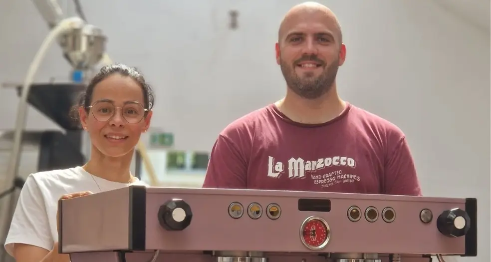 L'équipe de L'Atelier Caféiné avec une machine La Marzocco dans son atelier à Paris