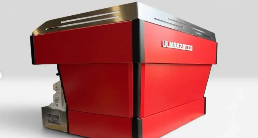 Exemple de personnalisation couleur rouge sur une machine à café professionnelle La Marzocco