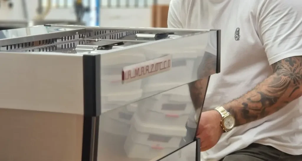 Technicien de L'Atelier Caféiné lors de la mise en service d'une machine La Marzocco