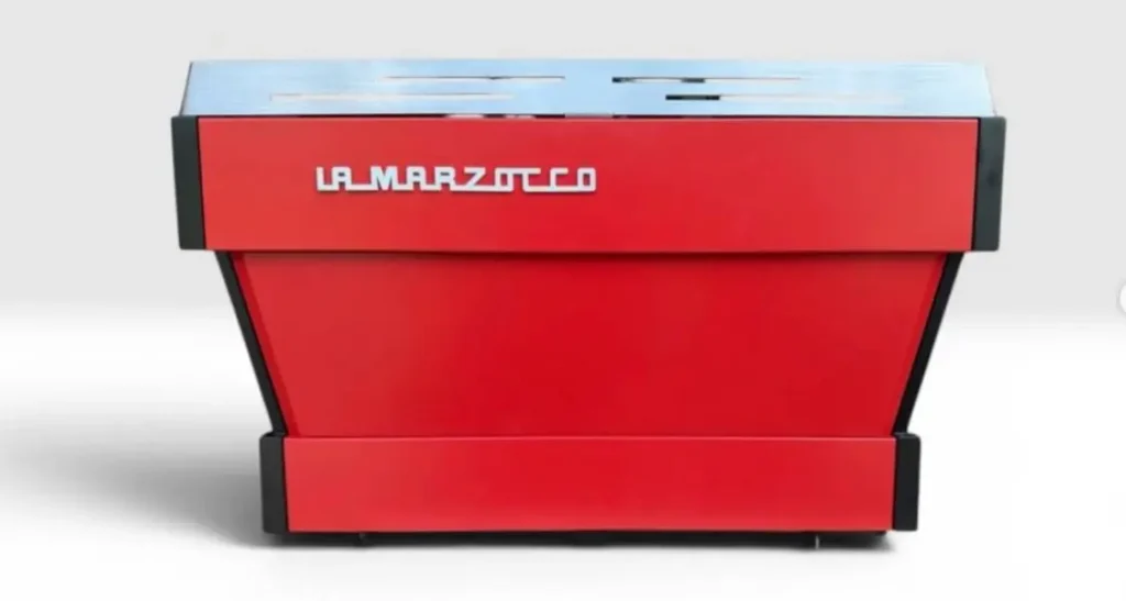 Machine à café professionnelle La Marzocco personnalisée en rouge — L'Atelier Caféiné
