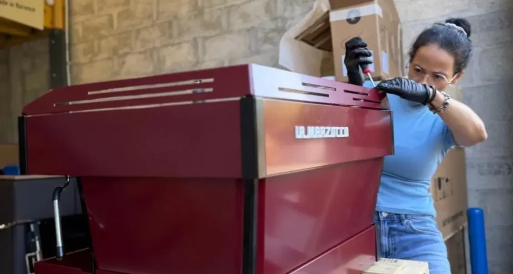 Machine à café La Marzocco personnalisée en bordeaux, réalisation L'Atelier Caféiné