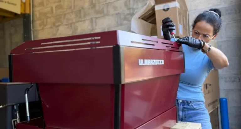 Machine à café La Marzocco personnalisée en bordeaux, réalisation L'Atelier Caféiné